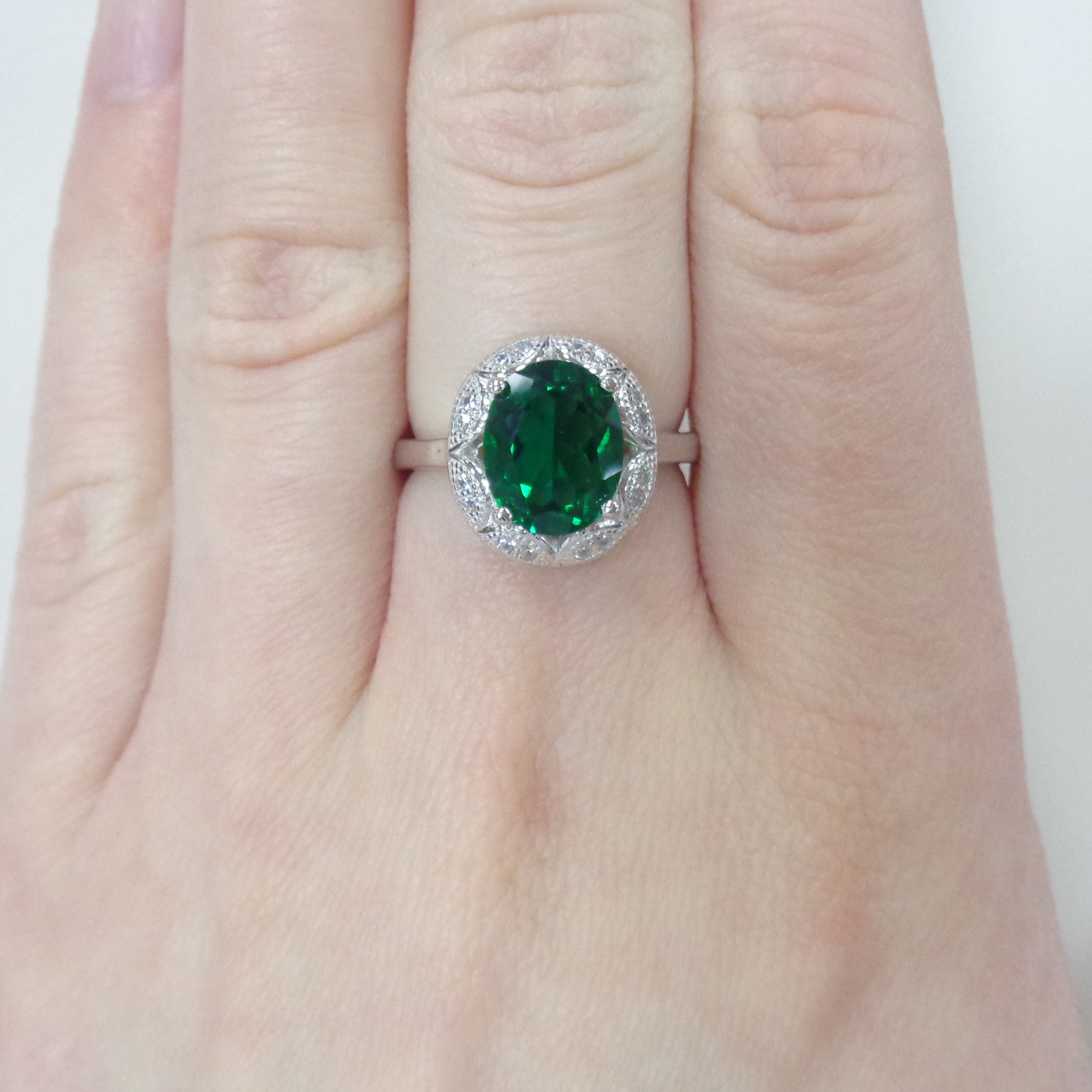 Серебряное кольцо с выращенным изумрудом